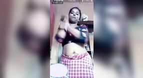 Wong wadon sing wis nikah saka komunitas India desa nggawe debut ing kamera 1 min 20 sec