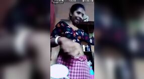 Une femme mariée d'une communauté indienne rurale fait ses débuts devant la caméra 1 minute 30 sec