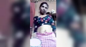 Seorang wanita yang sudah menikah dari komunitas pedesaan India memulai debutnya di depan kamera 1 min 50 sec