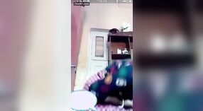 Une femme mariée d'une communauté indienne rurale fait ses débuts devant la caméra 2 minute 00 sec