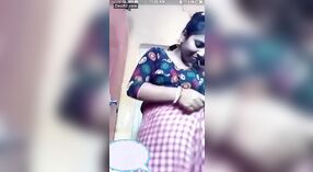 Wong wadon sing wis nikah saka komunitas India desa nggawe debut ing kamera 2 min 10 sec