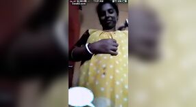 Seorang wanita yang sudah menikah dari komunitas pedesaan India memulai debutnya di depan kamera 3 min 00 sec