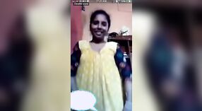 インドの田舎のコミュニティの既婚女性がカメラでデビューします 3 分 10 秒