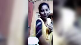 Wong wadon sing wis nikah saka komunitas India desa nggawe debut ing kamera 3 min 30 sec