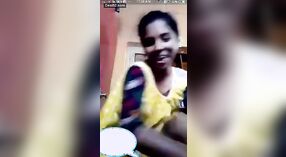 Una mujer casada de una comunidad rural india debuta ante la cámara 3 mín. 40 sec