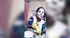 Wong wadon sing wis nikah saka komunitas India desa nggawe debut ing kamera 4 min 00 sec