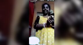 Seorang wanita yang sudah menikah dari komunitas pedesaan India memulai debutnya di depan kamera 4 min 10 sec