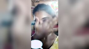 Une femme mariée d'une communauté indienne rurale fait ses débuts devant la caméra 4 minute 20 sec