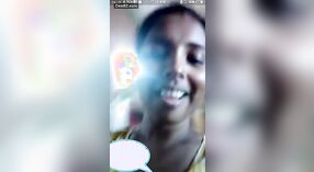 Wong wadon sing wis nikah saka komunitas India desa nggawe debut ing kamera 4 min 30 sec