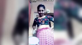 インドの田舎のコミュニティの既婚女性がカメラでデビューします 1 分 00 秒