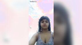 Charmante fille indienne s'habillant après la douche 1 minute 20 sec