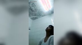 Charmante fille indienne s'habillant après la douche 1 minute 40 sec