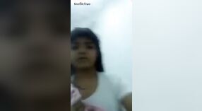 淋浴后迷人的印度女孩打扮 2 敏 10 sec