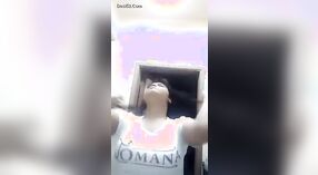 Affascinante ragazza indiana vestirsi dopo la doccia 2 min 40 sec