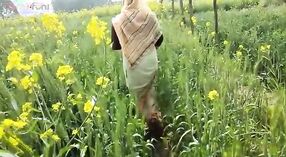 Pareja de aldea india se involucra en sexo al aire libre en un campo 0 mín. 0 sec