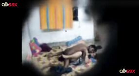 Tía de casa de campo participa en actividad sexual mientras graba como evidencia 1 mín. 20 sec