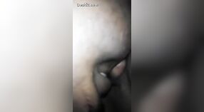 Um casal Tâmil se entrega a sexo oral e com penetração em três clipes separados 3 minuto 30 SEC