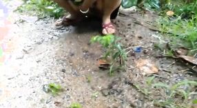 Une mère indienne s'engage dans une miction publique risquée et un plaisir personnel avec du concombre en plein air 4 minute 40 sec