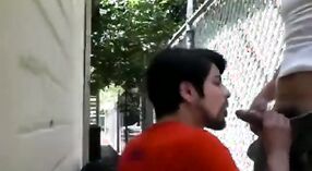 Dos hombres indios practican sexo gay al aire libre en este video 0 mín. 0 sec