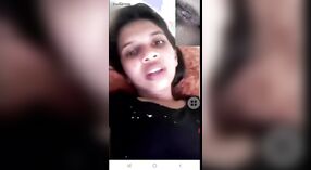 Una encantadora chica de Sri Lanka revelando sus pechos y genitales. 3 mín. 40 sec