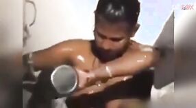 Tante indienne sexy se fait plaisir dans un bain en plein air 2 minute 00 sec