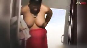 Sexy indische Tante Freude selbst im Freien Bad 2 min 50 s