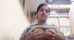 Desi mulher madura ostenta seios grandes em fumegante vídeo 0 minuto 0 SEC