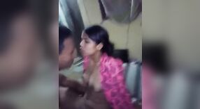 Jeune Indienne ouvre les jambes et se fait pénétrer en levrette 2 minute 00 sec