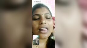 Intieme videochat tussen een Tamil echtgenoot en haar partner 2 min 10 sec