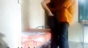 Adolescentes indios aficionados exploran su sexualidad y juego anal en un video casero 1 mín. 20 sec