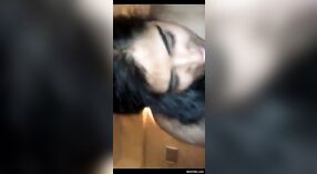 Joven Desi esposa placeres de su envejecimiento marido en un nuevo video 3 mín. 00 sec