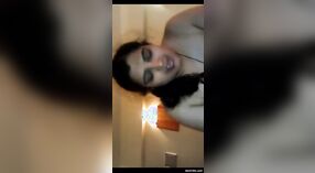 Joven Desi esposa placeres de su envejecimiento marido en un nuevo video 1 mín. 10 sec