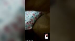 Una chica paquistaní en celo comparte sus momentos íntimos con su novio a través de una videollamada 1 mín. 40 sec