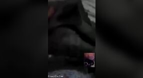 Una chica paquistaní en celo comparte sus momentos íntimos con su novio a través de una videollamada 0 mín. 40 sec