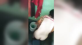 Spying ing pepadhamu kanggo pengalaman sing luwih apik tinimbang porno Desi India 2 min 30 sec