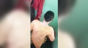 Spying ing pepadhamu kanggo pengalaman sing luwih apik tinimbang porno Desi India 3 min 00 sec