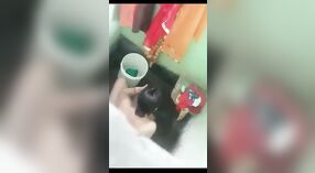 Spying ing pepadhamu kanggo pengalaman sing luwih apik tinimbang porno Desi India 1 min 10 sec