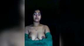 Uma mulher casada de uma comunidade rural indiana se envolve em sexo por telefone com seu amante enquanto se dá prazer 0 minuto 0 SEC