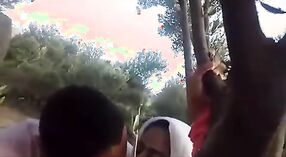 Une rencontre passionnée de jeunes couples pakistanais en plein air 0 minute 0 sec