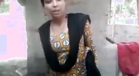 Desi MILF révèle ses seins et s'ouvre pour le sexe en plein air dans le porno indien 1 minute 20 sec