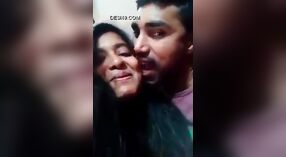 Pareja india comparte besos apasionados antes de participar en actividades sexuales 0 mín. 0 sec