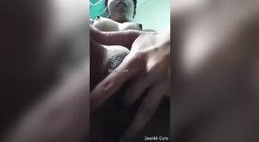 Seorang gadis India telanjang demi uang dan melakukan masturbasi di depan kamera 1 min 40 sec