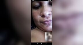 Desi aunty flaunts ona büyük memeler içinde bir video çağrı ile ona sevgili 1 dakika 40 saniyelik