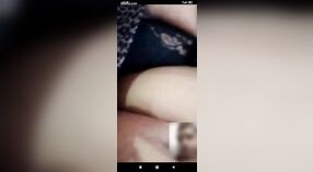 Desi Aunty在与爱人的视频通话中炫耀她的大乳房 5 敏 00 sec