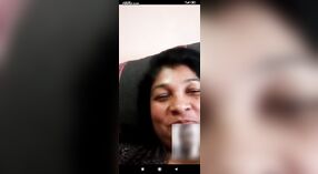 Desi aunty flaunts ona büyük memeler içinde bir video çağrı ile ona sevgili 6 dakika 20 saniyelik