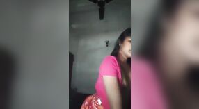 Ibu rumah tangga India di daerah pedesaan memamerkan lekuk tubuhnya di depan kamera 0 min 0 sec