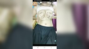 Une superbe femme indienne montre ses gros seins dans une vidéo à l'aide d'une application 1 minute 20 sec