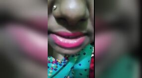 Gadis desi menelanjangi dan memamerkan payudara besar dan vaginanya dalam panggilan video 1 min 30 sec