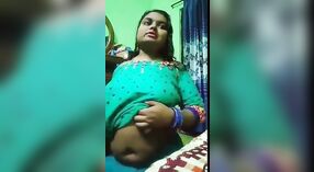 Desi Girl Strips并在视频通话中炫耀她的大胸部和猫 2 敏 00 sec