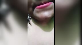 Desi girl se desnuda y muestra sus grandes tetas y coño en una videollamada 2 mín. 50 sec